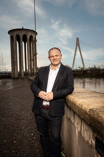 Pressefoto: Oberbürgermeister Jan Einig steht am Deich in Neuwied