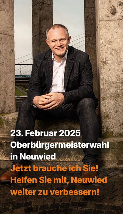 Oberbürgermeister Jan Einig sitzt am Pegelturm Neuwied - Er ruft alle auf, Neuwied gemeinsam zu verbessern!
