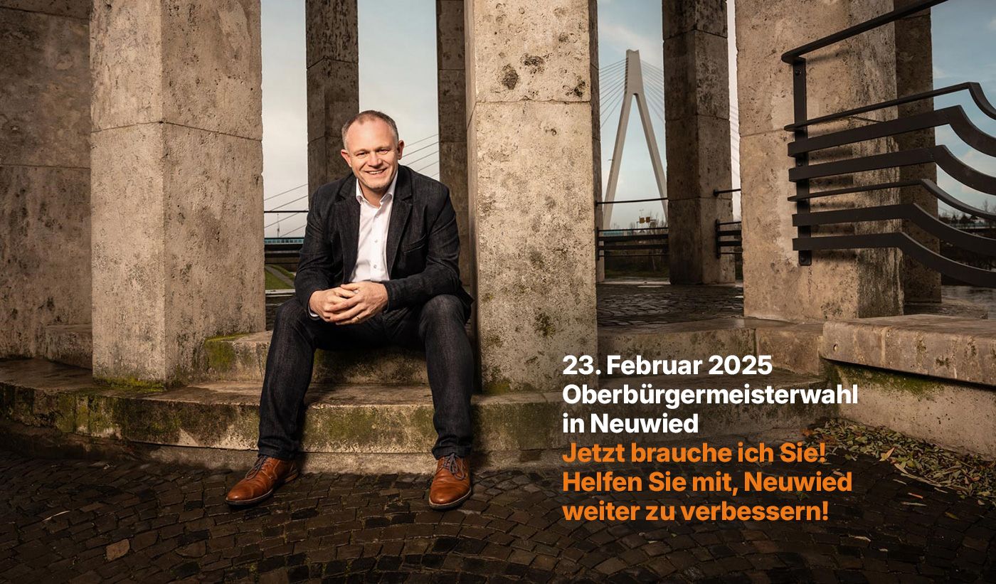 Oberbürgermeister Jan Einig sitzt am Pegelturm Neuwied - Er ruft alle auf, Neuwied gemeinsam zu verbessern!